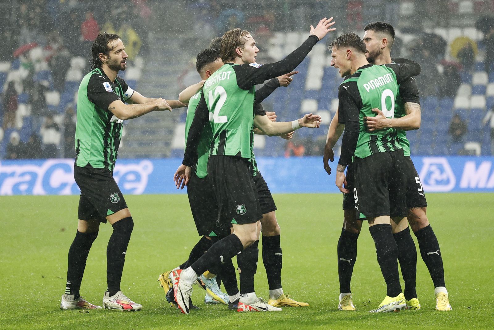 epa11061606 Sassuolo's Andrea Pinamonti jubilates with teammates after scoring during the Italian Serie A soccer match US Sassuolo vs ACF Fiorentina at Mapei Stadium in Reggio Emilia, Italy, 06 January 2024.  EPA/SERENA CAMPANINI