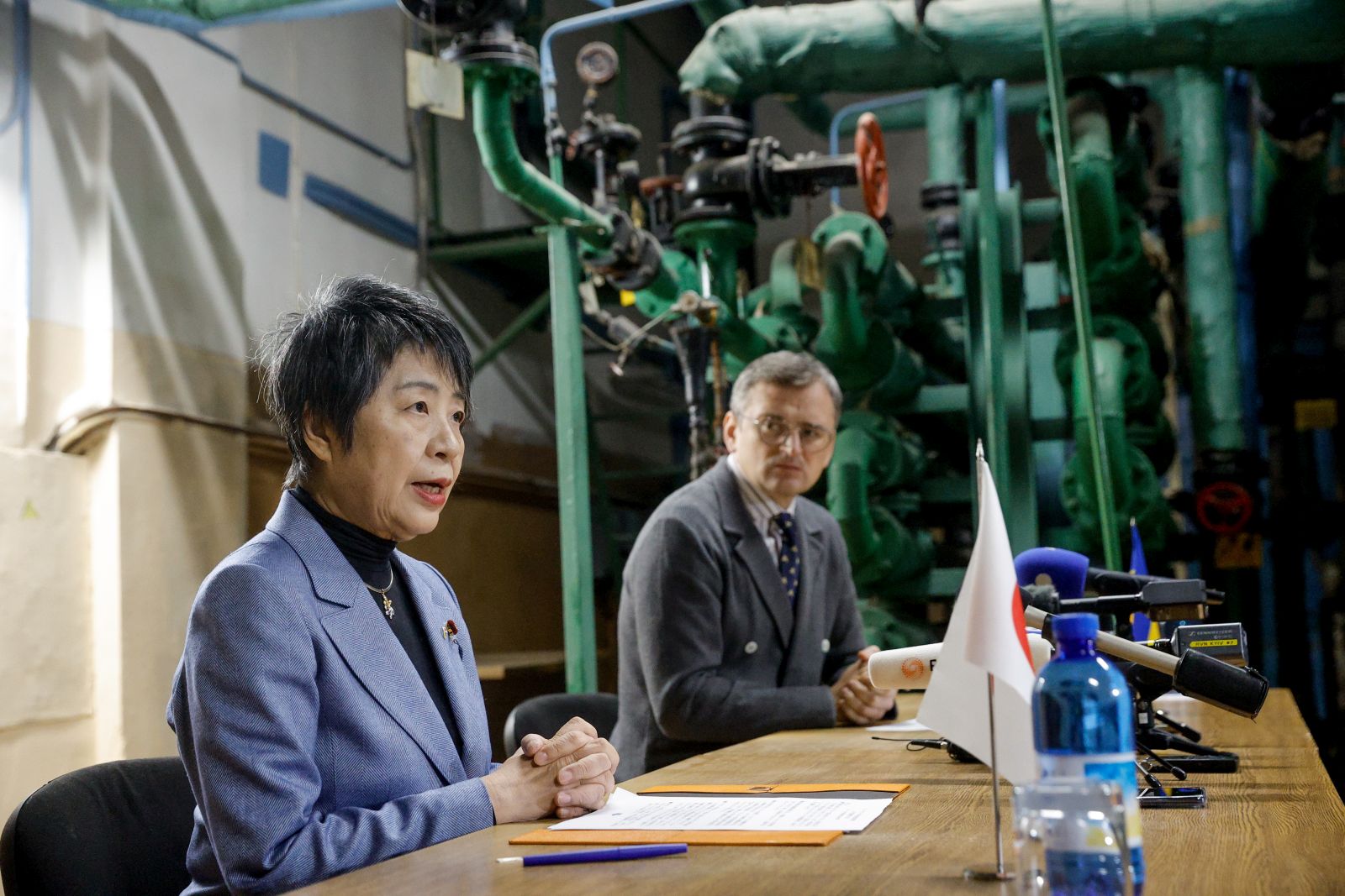 epa11062300 Japanese Foreign Minister Yoko Kamikawa (L) and her Ukrainian counterpart Dmytro Kuleba (R) hold a press conference in the basement of a building during an air raid alarm after their meeting in Kyiv (Kiev), Ukraine, 07 January 2024. The Japanese foreign affair minister arrived in Kyiv to meet with top Ukrainian officials amid the Russian invasion. Russian troops entered Ukrainian territory in February 2022, starting a conflict that has provoked destruction and a humanitarian crisis.  EPA/Sergey Dolzhenko