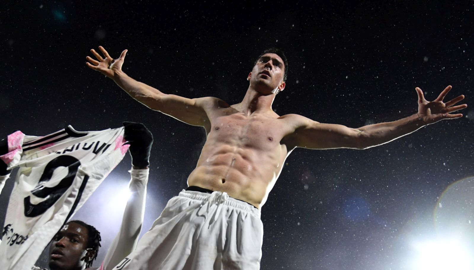 epaselect epa11063023 Juventus's Dusan Vlahovic celebrates scoring the winning goal during the Italian Serie A soccer match US Salernitana vs Juventus FC at the Arechi stadium in Salerno, Italy, 07 January 2024.  EPA/MASSIMO PICA