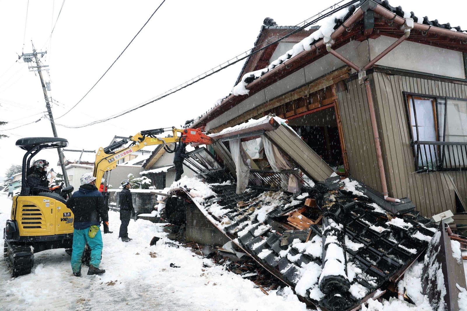 epa11064214 A volunteer works to clear a collapsed house in Suzu, Ishikawa Prefecture, Japan, 08 January 2024. According to latest data by the Ishikawa Prefecture Government, at least 168 people were killed and 323 persons are still missing following a magnitude 7 earthquake (the USGS listed the earthquake as 7.6 magnitude) which occurred on 01 January. About 28,000 residents in Ishikawa Prefecture have evacuated to 355 makeshift evacuation centers.  EPA/JIJI PRESS JAPAN OUT EDITORIAL USE ONLY