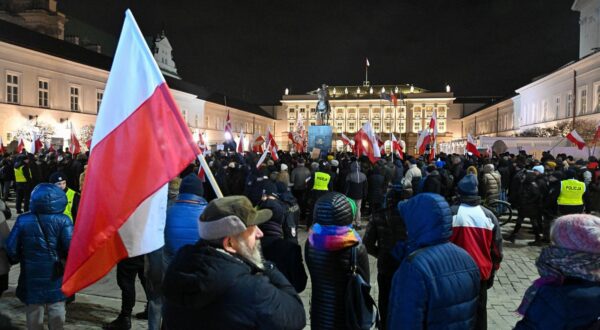 epa11066594 Opposition supporters take part in a protest against the detention of two MPs from the Law and Justice party in front of the Presidential Palace in Warsaw, Poland, 09 January 2024. Opposition politicians have expressed their outrage over the detention of two MPs from the Law and Justice party who have been convicted of abuse of power. Mariusz Kaminski, a former interior minister, and Maciej Wasik, his ex-deputy, were detained by police officers at the Presidential Palace on 09 January evening. In December 2023, Kaminski and Wasik were sentenced to two years in prison for masterminding an anti-corruption provocation in 2007 when they were heading the Central Anti-Corruption Bureau (CBA). Earlier on 09 January, the police received documents containing an order issued by a Warsaw court to take both politicians into custody. 'In the Tusk-owned state, Civic Platform politicians charged with corruption are free, either in the Sejm, the lower house of parliament, or in the European Parliament,' Mariusz Blaszczak, the head of the Law and Justice (PiS) parliamentary caucus, wrote. ' And PiS politicians, who have been fighting against corruption during their entire political careers, are being sent to prison,' Blaszczak continued, adding that both politicians had been pardoned by the president and were still MPs.  EPA/Radek Pietruszka POLAND OUT