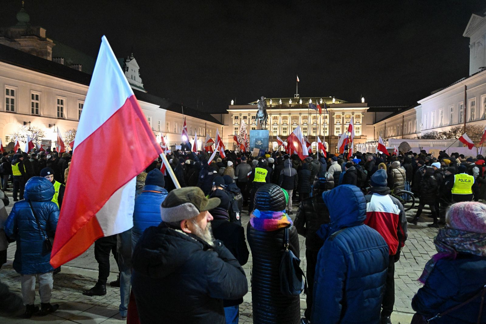 epa11066594 Opposition supporters take part in a protest against the detention of two MPs from the Law and Justice party in front of the Presidential Palace in Warsaw, Poland, 09 January 2024. Opposition politicians have expressed their outrage over the detention of two MPs from the Law and Justice party who have been convicted of abuse of power. Mariusz Kaminski, a former interior minister, and Maciej Wasik, his ex-deputy, were detained by police officers at the Presidential Palace on 09 January evening. In December 2023, Kaminski and Wasik were sentenced to two years in prison for masterminding an anti-corruption provocation in 2007 when they were heading the Central Anti-Corruption Bureau (CBA). Earlier on 09 January, the police received documents containing an order issued by a Warsaw court to take both politicians into custody. 'In the Tusk-owned state, Civic Platform politicians charged with corruption are free, either in the Sejm, the lower house of parliament, or in the European Parliament,' Mariusz Blaszczak, the head of the Law and Justice (PiS) parliamentary caucus, wrote. ' And PiS politicians, who have been fighting against corruption during their entire political careers, are being sent to prison,' Blaszczak continued, adding that both politicians had been pardoned by the president and were still MPs.  EPA/Radek Pietruszka POLAND OUT