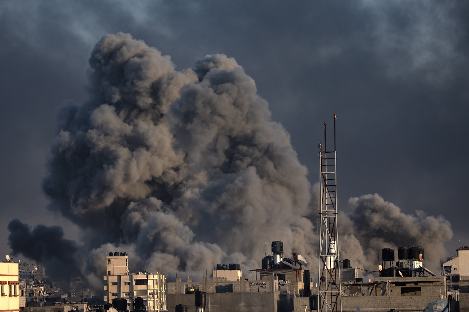 epa11067741 Smoke rises following Israeli air strikes in Khan Yunis, southern Gaza Strip, 10 Jan 2024. More than 22,800 Palestinians and at least 1,300 Israelis have been killed, according to the Palestinian Health Ministry and the Israel Defense Forces (IDF), since Hamas militants launched an attack against Israel from the Gaza Strip on 07 October, and the Israeli operations in Gaza and the West Bank which followed it.  EPA/HAITHAM IMAD