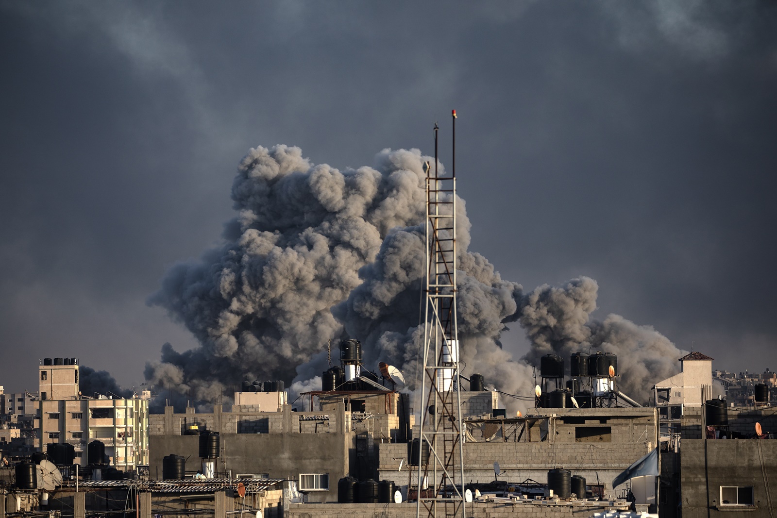 epa11067715 Smoke rises following Israeli air strikes in Khan Yunis, southern Gaza Strip, 10 Jan 2024. More than 22,800 Palestinians and at least 1,300 Israelis have been killed, according to the Palestinian Health Ministry and the Israel Defense Forces (IDF), since Hamas militants launched an attack against Israel from the Gaza Strip on 07 October, and the Israeli operations in Gaza and the West Bank which followed it.  EPA/HAITHAM IMAD