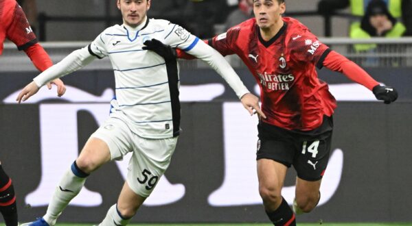 epa11068142 AC Milan’s midfielder Tijjani Reijnders (R) and  Atalanta’s forward Aleksey Miranchuk in action during the Coppa Italia quater final soccer match between AC Milan and Atalanta BC, in Milan, Italy, 10 January 2024.  EPA/DANIEL DAL ZENNARO