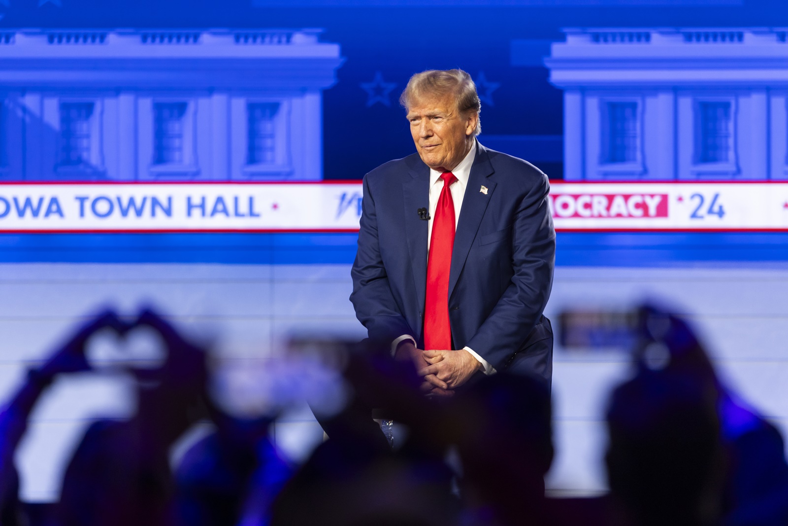 epa11068412 Former President Donald Trump prepares to speak at an Iowa town hall, moderated by Fox News Channel's Bret Baier and Martha MacCallum, in the Iowa Events Center in Des Moines, Iowa, USA, 10 January 2024. Trump, former South Carolina Governor Nikki Haley, and Florida Governor Ron DeSantis are criss-crossing the state in the final days before its first-in-the-nation caucus on 15 January.  EPA/JIM LO SCALZO