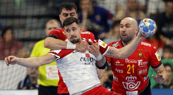 epa11072299 Spain’s Inaki Pecina (L) and Joan Canellas (R) in action against Croatia's Ivan Martinovic (C) during the EHF Men's EURO 2024 Group B handball match between Spain and Croatia in Mannheim, Germany, 12 January 2024.  EPA/RONALD WITTEK