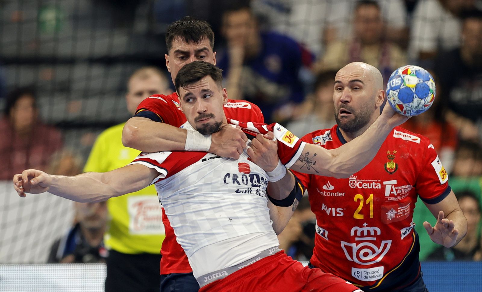 epa11072299 Spain’s Inaki Pecina (L) and Joan Canellas (R) in action against Croatia's Ivan Martinovic (C) during the EHF Men's EURO 2024 Group B handball match between Spain and Croatia in Mannheim, Germany, 12 January 2024.  EPA/RONALD WITTEK