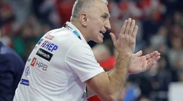 epa11072279 Croatia's head coach Ghoran Perkovac reacts during the EHF Men's EURO 2024 Group B handball match between Spain and Croatia in Mannheim, Germany, 12 January 2024.  EPA/RONALD WITTEK