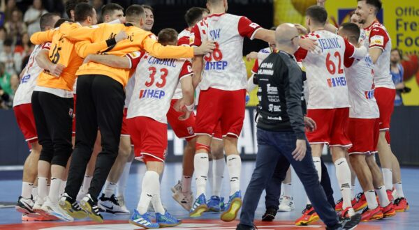 epa11072460 Croatia players celebrate after the EHF Men's EURO 2024 Group B handball match between Spain and Croatia in Mannheim, Germany, 12 January  2024.  EPA/RONALD WITTEK
