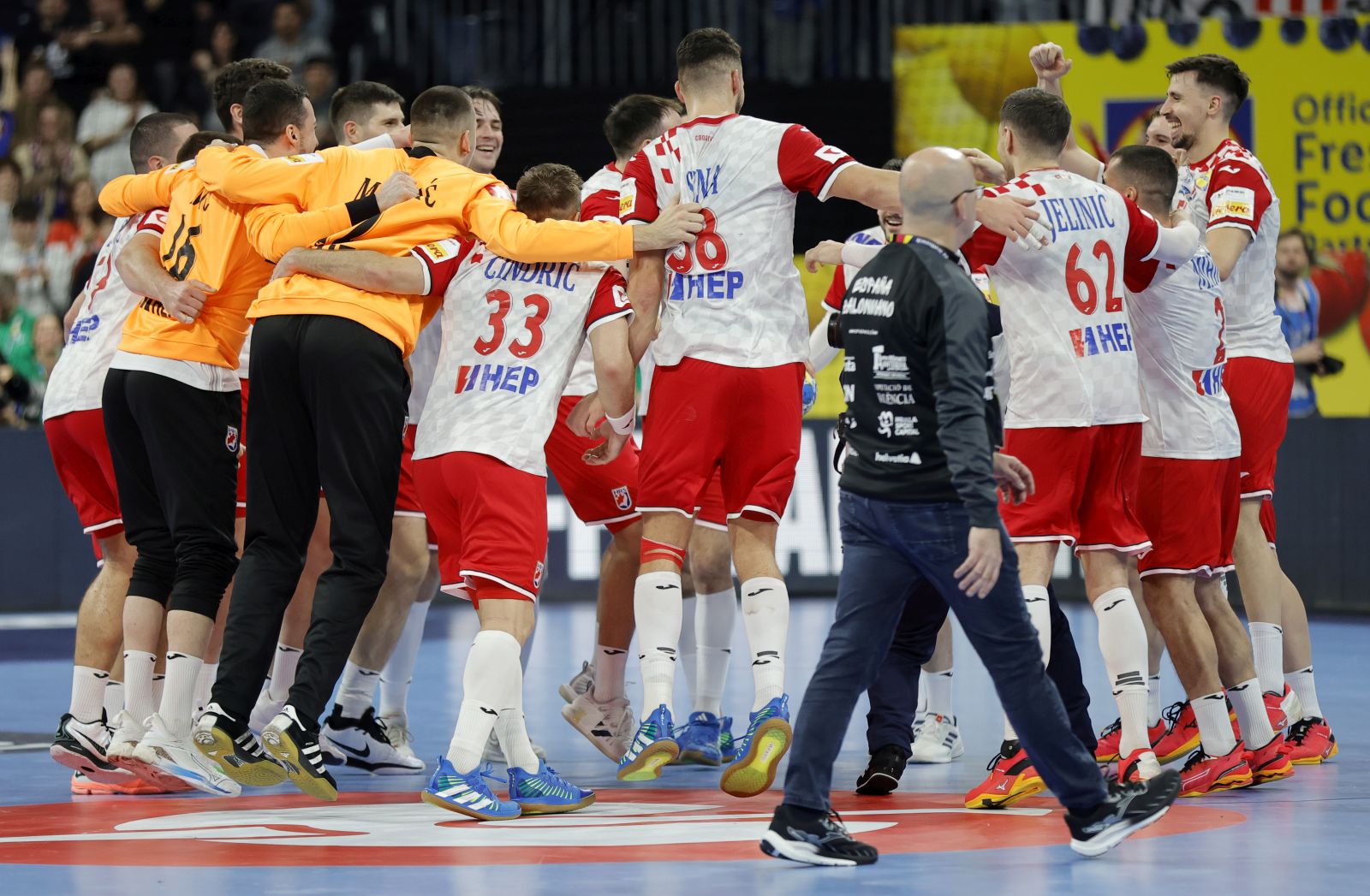 epa11072460 Croatia players celebrate after the EHF Men's EURO 2024 Group B handball match between Spain and Croatia in Mannheim, Germany, 12 January  2024.  EPA/RONALD WITTEK