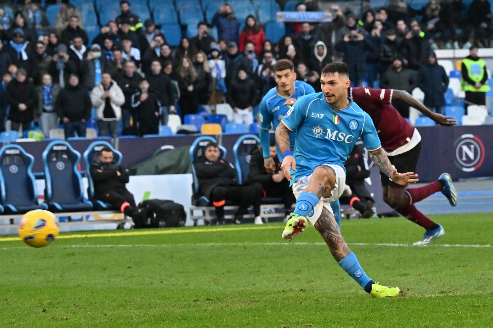 epa11073649 Napoliâ€™s foreward Matteo Politano scores the 1-1 goal during the Italian Serie A soccer match SSC Napoli against US Salernitana at 'Diego Armando Maradona' stadium in Naples, Italy, 13 January 2024.  EPA/CIRO FUSCO