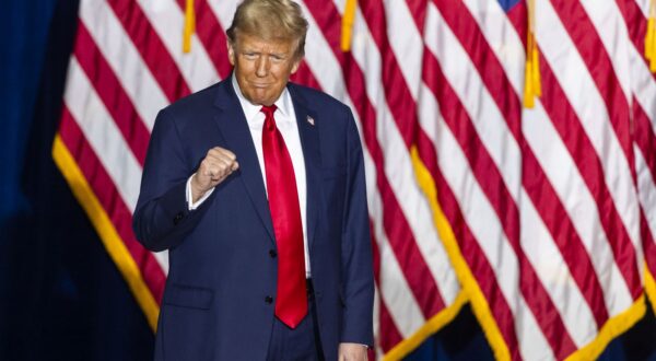 epa11081355 Former President Donald Trump celebrates at the Iowa Events Center after winning the first-in-the-nation Iowa caucus in Des Moines, Iowa, USA, 15 January 2024. Trump won the state handily, defeating former South Carolina Governor Nikki Haley and Florida Governor Ron DeSantis. The Republican presidential race now moves to New Hampshire for that state's Republican primary on 23 January.  EPA/JIM LO SCALZO