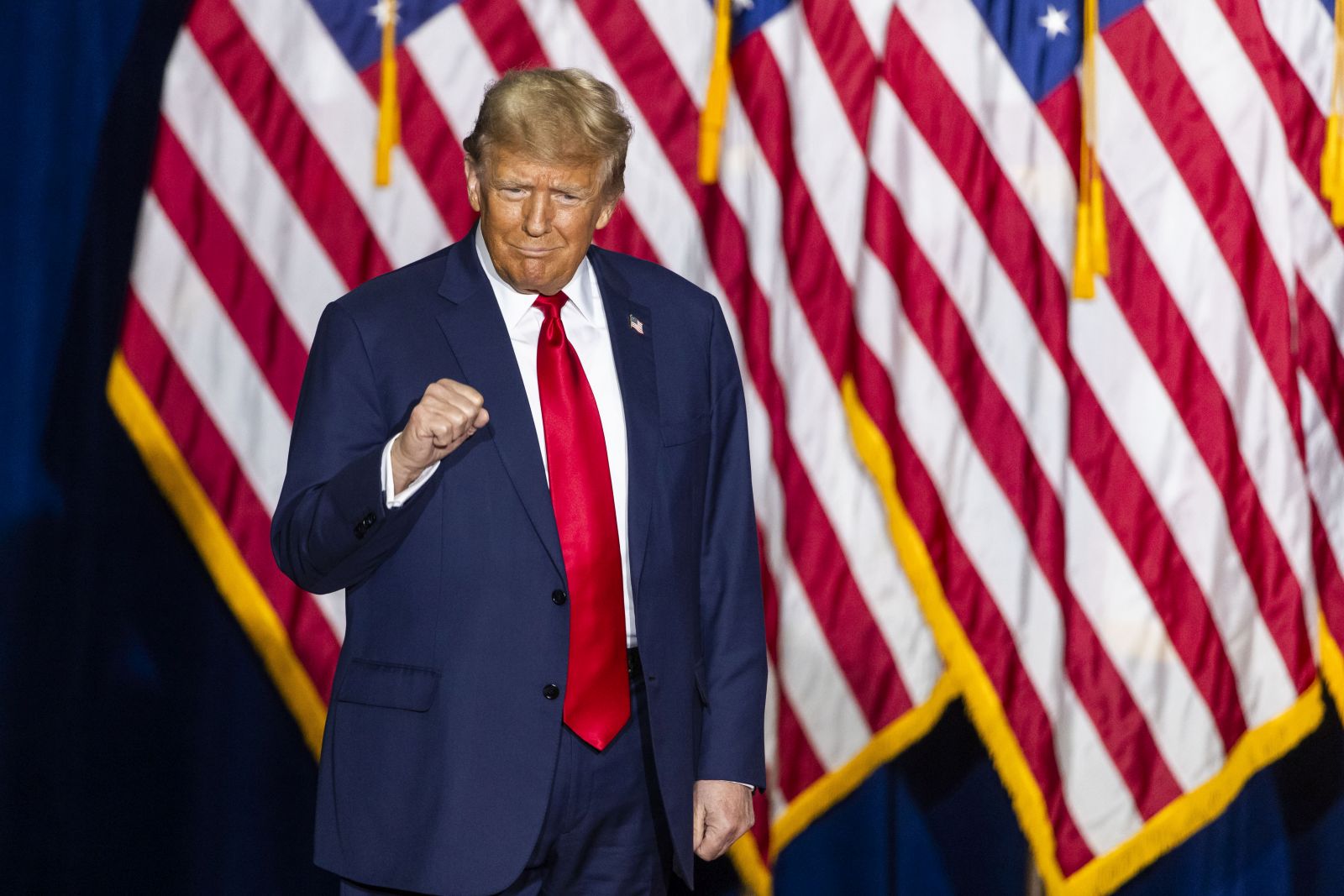 epa11081355 Former President Donald Trump celebrates at the Iowa Events Center after winning the first-in-the-nation Iowa caucus in Des Moines, Iowa, USA, 15 January 2024. Trump won the state handily, defeating former South Carolina Governor Nikki Haley and Florida Governor Ron DeSantis. The Republican presidential race now moves to New Hampshire for that state's Republican primary on 23 January.  EPA/JIM LO SCALZO