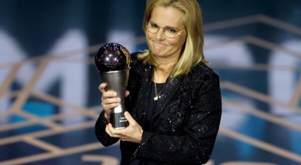 epa11080003 England team manager Sarina Wiegman wins The Best FIFA Women's Coach award at The Best FIFA Football Awards 2023 in London, Britain, 15 January 2024.  EPA/NEIL HALL