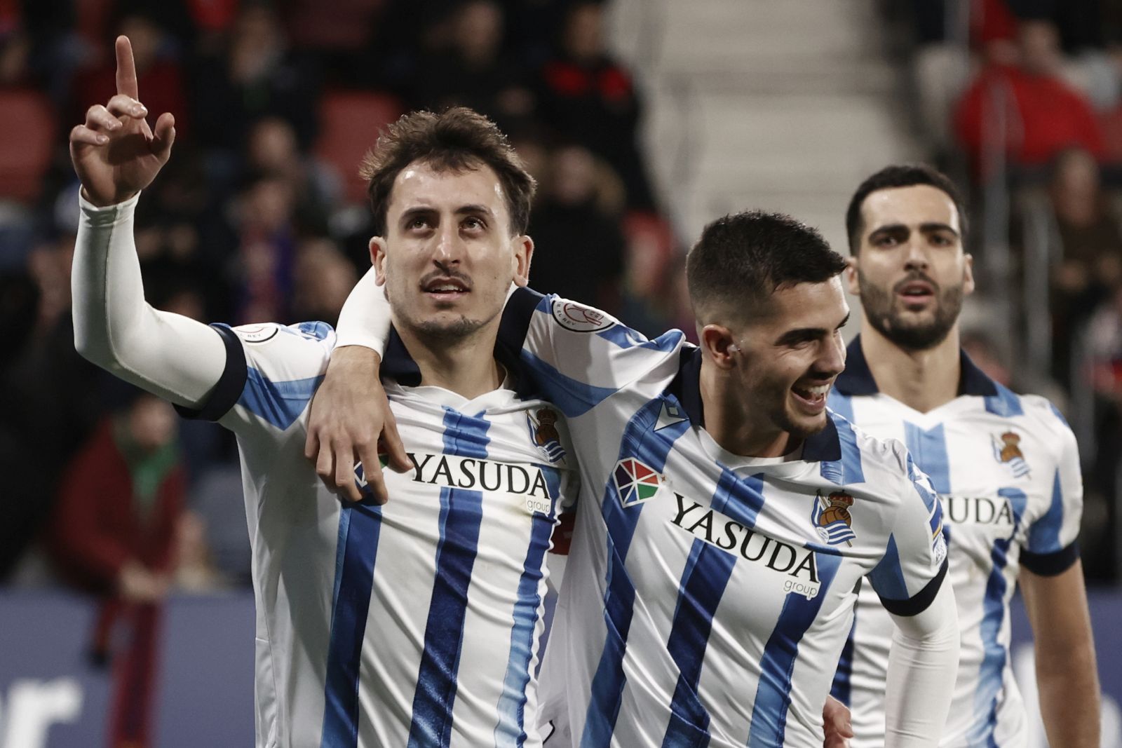epa11086017 Real Sociedad's striker Mikel Oyarzabal (L) celebrates after scoring the 0-1 goal during the Spanish King's Cup round of sixteen soccer match between CA Osasuna and Real Sociedad, in Pamplona, northern Spain, 17 January 2024.  EPA/Jesus Diges