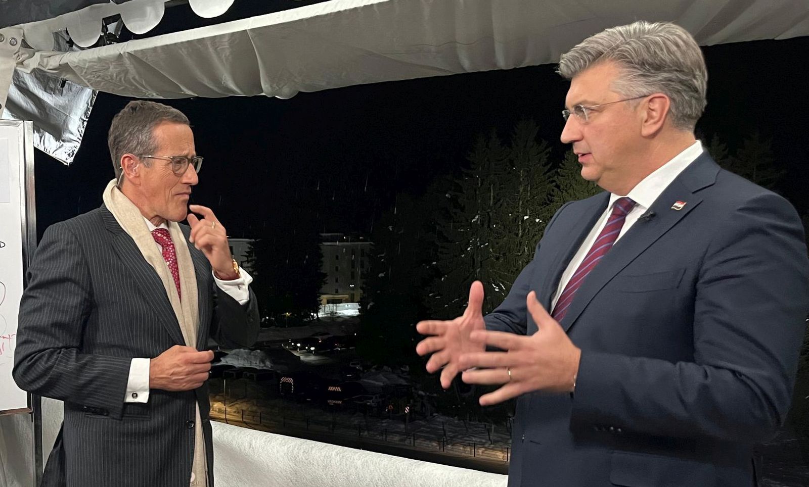 Zagreb/ Davos,17.01.2024 - Hrvatski premijer Andrej Plenkoviæ je u srijedu u Davosu, gdje sudjeluje na godinjem sastanku Svjetskog gospodarskog foruma (WEF), rekao da oèekuje da æe Europska unija osigurati 50 milijardi eura pomoæi za Ukrajinu "na ovaj ili onaj naèin". "Normalan naèin bi bio da svih 27 (drava èlanica) pristane revidirati viegodinji financijski okvir i prui tu pomoæ Ukrajini", rekao je Plenkoviæ CNN-ovom novinaru Richardu Questu. foto HINA/X/Andrej Plenkovic/ Vlada RH/ ik