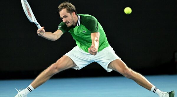 epa11087389 Daniil Medvedev of Russia in action during his 2nd round match against Emil Ruusuvuori of Finland at the 2024 Australian Open in Melbourne, Australia, 18 January 2024.  EPA/JAMES ROSS  AUSTRALIA AND NEW ZEALAND OUT