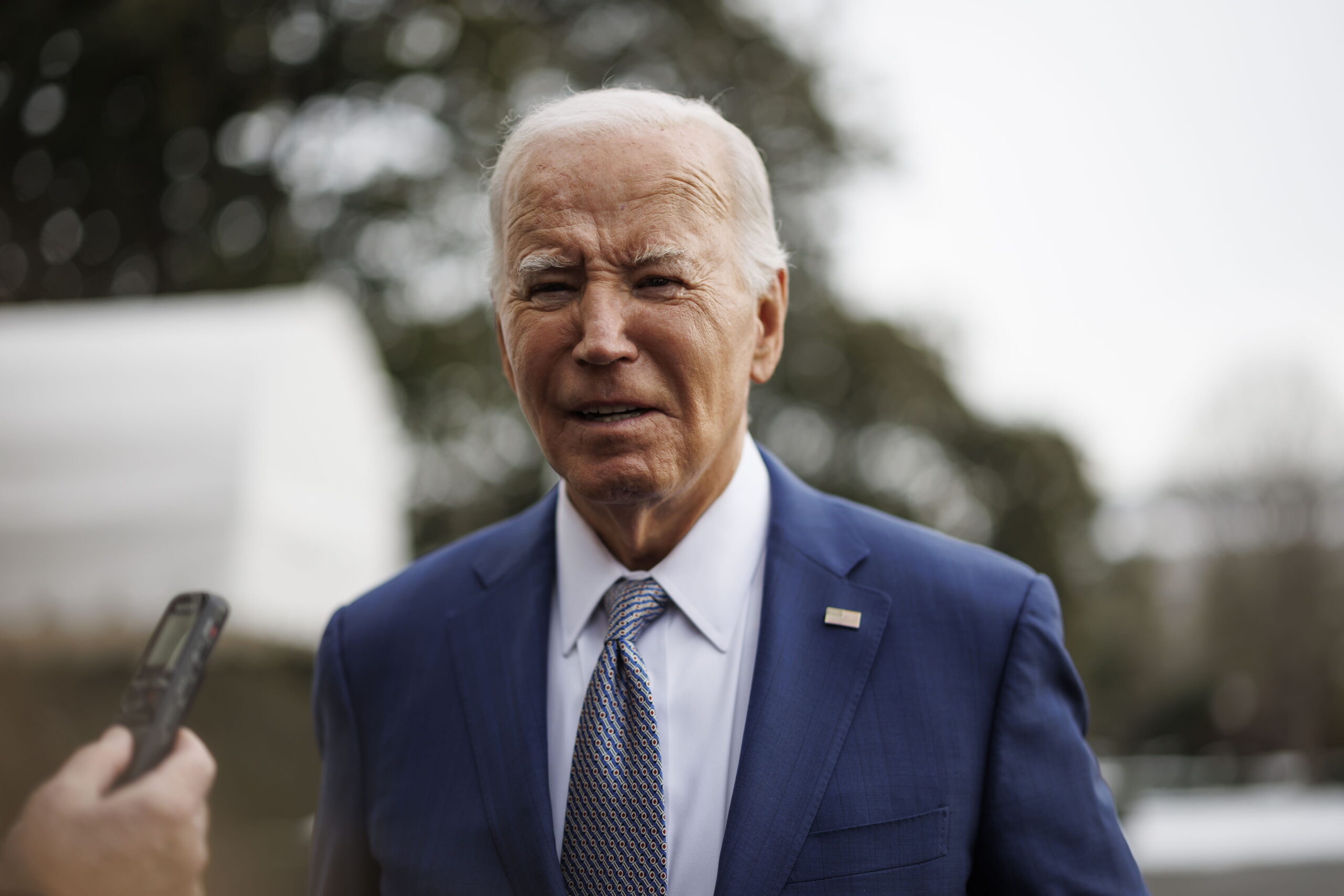 epa11087867 US President Joe Biden speaks to members of the media on the South Lawn of the White House before boarding Marine One in Washington, DC, USA, 18 January 2024. The US Congress’ continued failure to act on Ukraine aid endangers US national security, the NATO Alliance and the rest of the free world, Biden told congressional leaders during a meeting on Wednesday 17 January, according to a statement from the White House.  EPA/TING SHEN / POOL