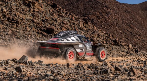 epa11087346 Carlos Sainz of Spain drives his Audi RS 1 E-Tron during the Stage 11 of the 2024 Rally Dakar from Alula to Yanbu, Saudi Arabia, 18 January 2024.  EPA/Aaron Wishart