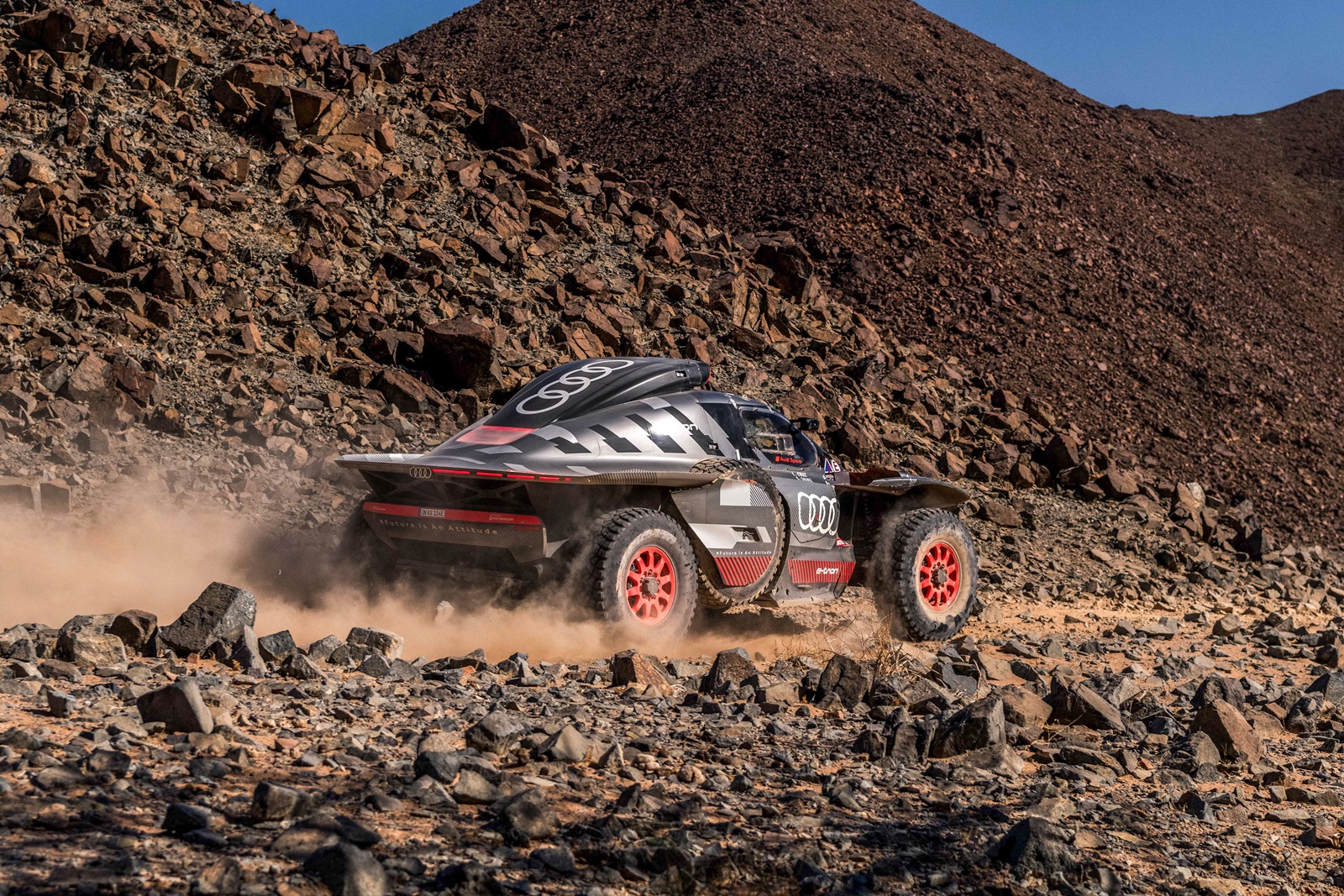 epa11087346 Carlos Sainz of Spain drives his Audi RS 1 E-Tron during the Stage 11 of the 2024 Rally Dakar from Alula to Yanbu, Saudi Arabia, 18 January 2024.  EPA/Aaron Wishart