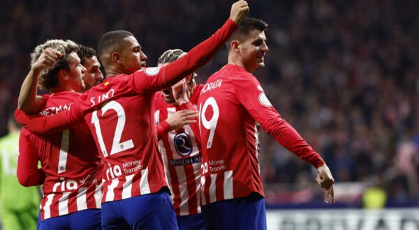 epa11088398 Atletico Madrid´s Alvaro Morata (R) celebrates after scoring the 2-1 lead during the Spanish Copa del Rey round of 16 soccer match between Atletico de Madrid and Real Madrid, at the Civitas Metropolitano Stadium in Madrid, Spain, 18 January 2024.  EPA/RODRIGO JIMENEZ