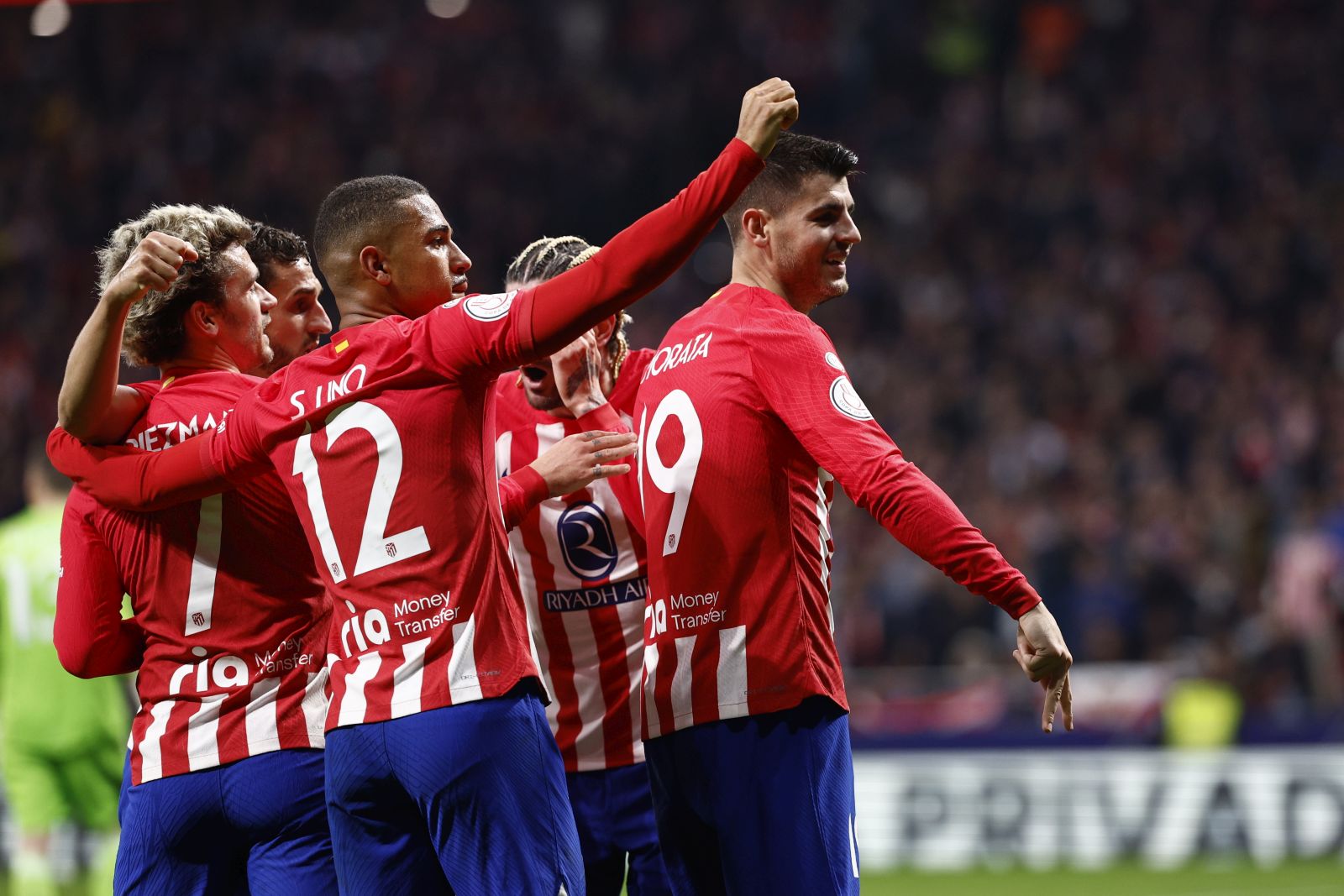 epa11088398 Atletico Madrid´s Alvaro Morata (R) celebrates after scoring the 2-1 lead during the Spanish Copa del Rey round of 16 soccer match between Atletico de Madrid and Real Madrid, at the Civitas Metropolitano Stadium in Madrid, Spain, 18 January 2024.  EPA/RODRIGO JIMENEZ