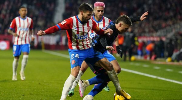 epa11095056 Girona's striker Portu (L) and Brazilian midfielder Yan Couto (C) duel for the ball with Sevilla's defender Adria Pedrosa (R) during the Spanish LaLiga soccer match between Girona FC and Sevilla FC, in Girona, Catalonia, Spain, 21 January 2024.  EPA/Siu Wu