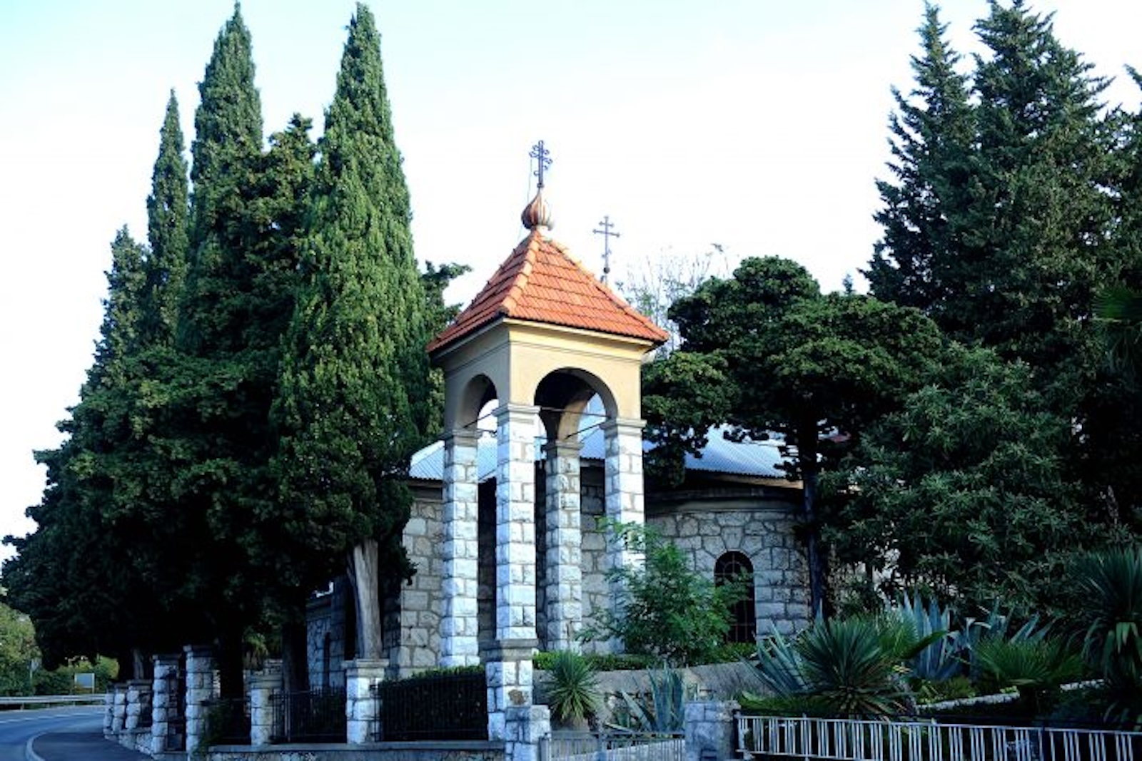 Crikvenica, 23.01.2024. - Prije točno stotinu godina, 1924. godine, izgrađen je sakralni objekt Ruske pravoslavne crkve u Crikvenici, crkva sv. Nikole koja danas stoji prazna, nužna joj je temeljita obnova, a predstavnici ruske manjine žele da im se vrati u posjed kako bi tamo obnovili vjerske obrede. foto HINA/ Franjo DERANJA/ tm