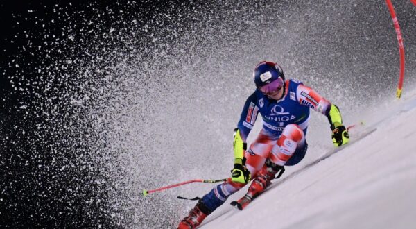epa11099094 Filip Zubcic of Croatia in action during the first run of the Men's Giant Slalom Night race of the FIS Alpine Skiing World Cup in Schladming, Austria, 23 January 2024.  EPA/CHRISTIAN BRUNA