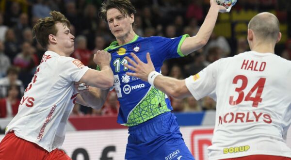 epa11099267 Slovenia’s Joe Delenec (C) and Denmark’s Lukas Jorgensen (L) and Simon Hald (R) in action during the EHF Men's EURO 2024 main round handball match between Slovenia and Denmark in Hamburg, Germany, 23 January 2024.  EPA/FABIAN BIMMER