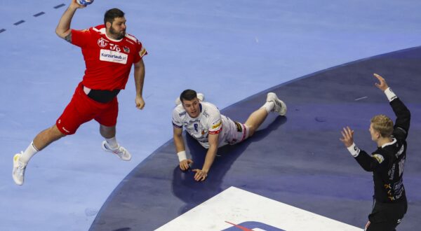 epa11101227 Austria's Tobias Wagner (L) in action against Iceland's goalkeeper Viktor Gisli Hallgrimsson (R) during the EHF Men's EURO 2024 Main round group 1 handball match between Austria and Iceland in Cologne, Germany, 24 January 2024.  EPA/CHRISTOPHER NEUNDORF