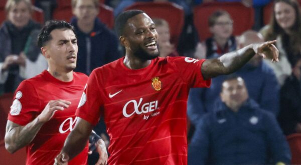 epa11101771 Mallorca's striker Cyle Larin (R) celebrates with his teammates after scoring the 1-0 goal during the Spanish King's Cup quarterfinals soccer match between RCD Mallorca and Girona FC, in Palma de Mallorca, Balearic Islands, Spain, 24 January 2024.  EPA/CATI CLADERA