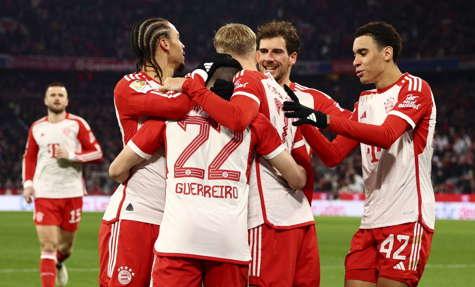 epa11102039 Munich's Raphael Guerreiro (C) celebrates with teammates after scoring the 1-0 lead during the German Bundesliga soccer match between FC Bayern Munich and Union Berlin in Munich, Germany, 24 January 2024.  EPA/ANNA SZILAGYI CONDITIONS - ATTENTION: The DFL regulations prohibit any use of photographs as image sequences and/or quasi-video.