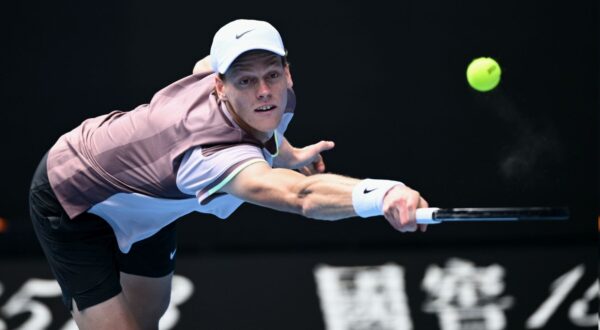 epa11104826 Jannik Sinner of Italy in action against Novak Djokovic of Serbia during the Men’s semifinal  on Day 13 of the 2024 Australian Open at Melbourne Park in Melbourne, Austraila, 26 January 2024.  EPA/JOEL CARRETT NO ARCHIVING, EDITORIAL USE ONLY AUSTRALIA AND NEW ZEALAND OUT
