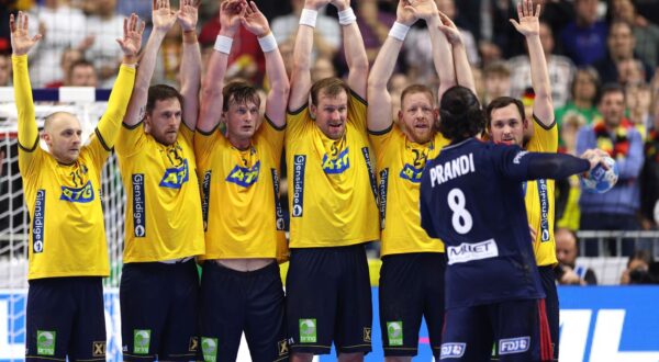 epa11106703 (L-R) Sweden’s Daniel Pettersson, Sweden’s Sebastian Karlsson, Sweden's Jonathan Carlsbogard , Sweden's Max Darj, Sweden’s Jim Gottfridsson defend against  France's Elohim Prandi during the EHF Men's EURO 2024 semi final handball match between France and Sweden in Cologne, Germany, 26 January 2024.  EPA/CHRISTOPHER NEUNDORF