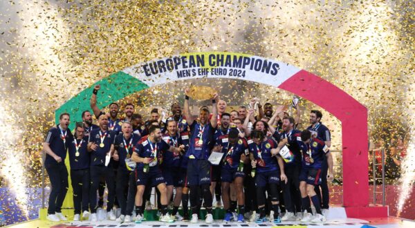 epa11111462 Team France celebrates with the trophy after winning the EHF Men's EURO 2024 final handball match between France and Denmark in Cologne, Germany, 28 January 2024.  EPA/CHRISTOPHER NEUNDORF