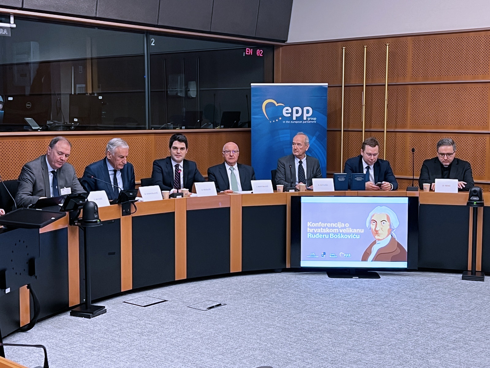 Bruxelles, 29.1.2024.- ivot i djelo hrvatskog znanstvenog velikana i svestranog intelektualca Ruðera Bokoviæa bili su tema konferencije odrane u ponedjeljak u Europskom parlamentu u Bruxellesu. Na slici Frano Matoiæ, Nikola Dobroslaviæ, Karlo Ressler, Ivica Martinoviæ, Stipe Kutlea, Marko Paviæ i Dalibor Reniæ. 
foto HINA/ Slavko VUKADIN/ ua