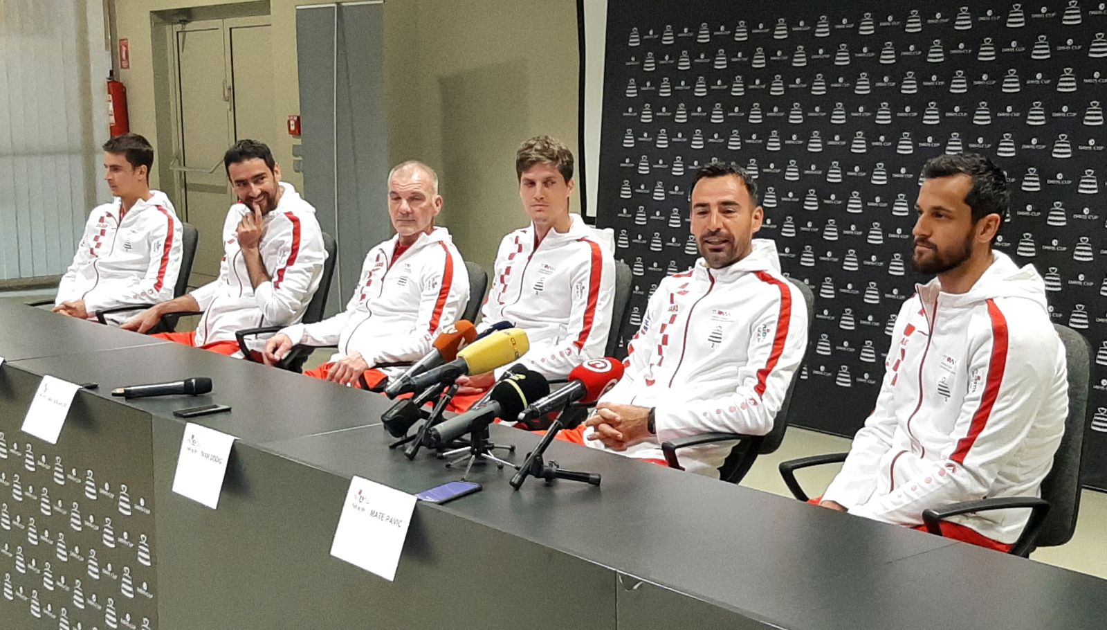 Varaždin, 30.01.2024. - Konferencija za novinare hrvatske Davis Cup reprezentacije. Hrvatska teniska reprezentacija nalazi se u Varaždinu, gdje ih ovog vikenda, 3. i 4. veljače, očekuje susret protiv Belgije u tzv. Qualifier fazi Davis Cupa. Pobjednik dvodnevnog nadmetanja izborit će pravo nastupa na jednom od četiri rujanska turnira prvog kruga završnice. Na fotografiji Duje Ajduković, Marin Čilić, Velimir Zovko, Nino Serdarušić, Ivan Dodig, Mate Pavić. 
foto HINA/ Siniša KALAJDŽIJA/ ml