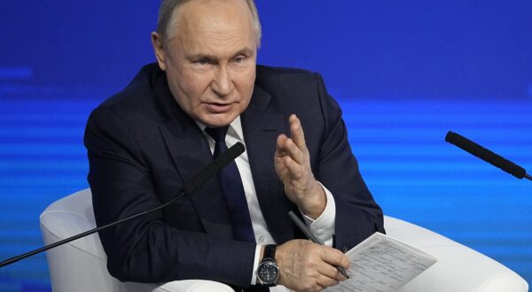 epa11116075 Russian President Vladimir Putin speaks at a meeting with his election campaign activists in Moscow, Russia, 31 January 2024. The Russian presidential elections will be held from 15 to 17 March 2024.  EPA/ALEXANDER ZEMLIANICHENKO / POOL