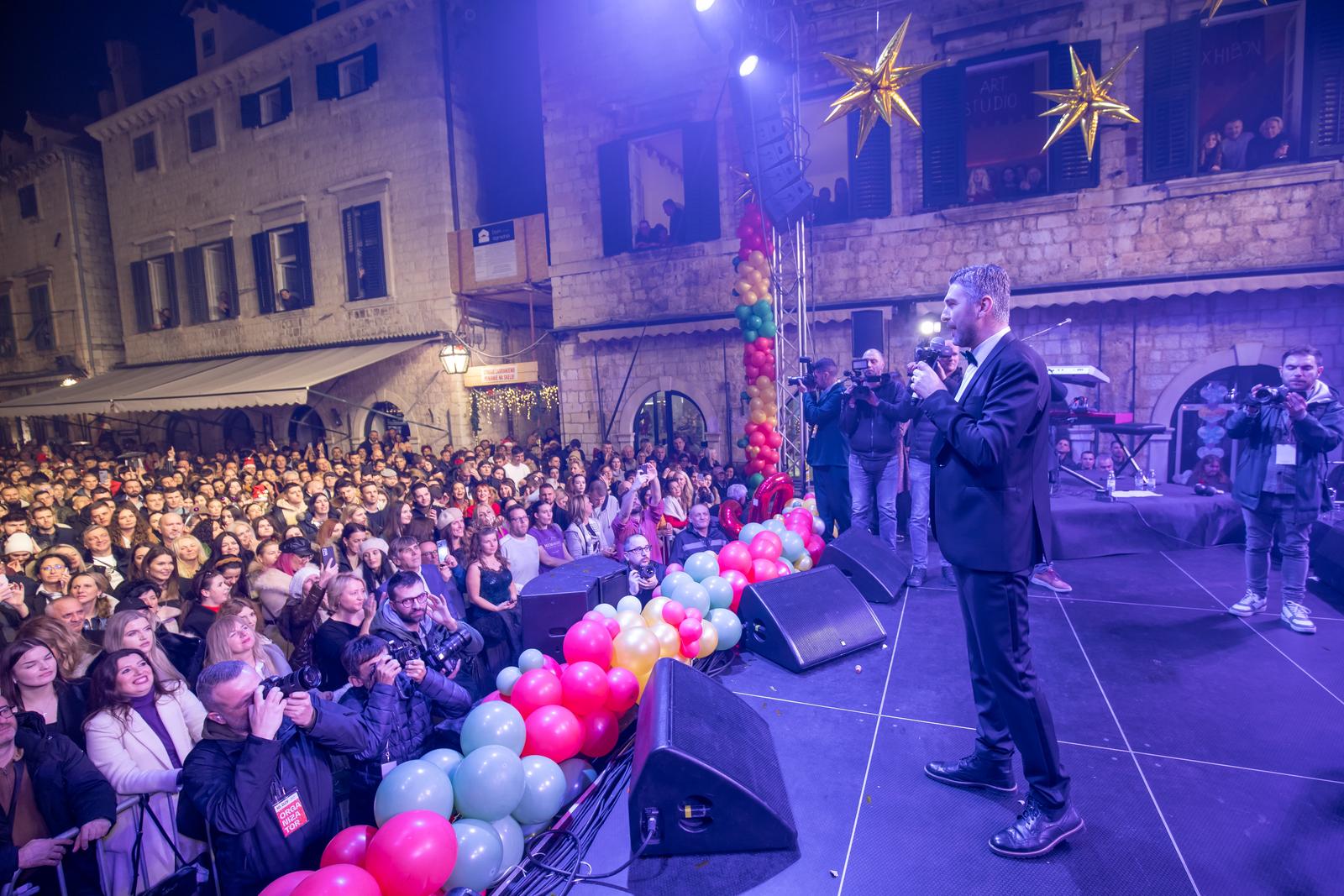 31.12.2023., Dubrovnik - Docek nove 2024. godine na Stradunu. Photo: Grgo Jelavic/PIXSELL