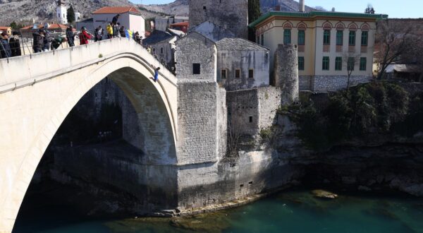01.03.2022., Mostar -  Klub skakaca u vodu "Mostari" Dan neovisnosti obiljezio je na sebi svojstven nacin, skokom sa Starog mosta. S  mosta je skocio Igor Kazic, visestruki prvak u skokovima na noge.  Photo: Denis Kapetanovic/PIXSELL