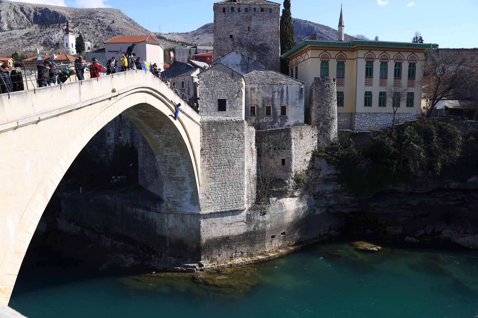 01.03.2022., Mostar -  Klub skakaca u vodu "Mostari" Dan neovisnosti obiljezio je na sebi svojstven nacin, skokom sa Starog mosta. S  mosta je skocio Igor Kazic, visestruki prvak u skokovima na noge.  Photo: Denis Kapetanovic/PIXSELL