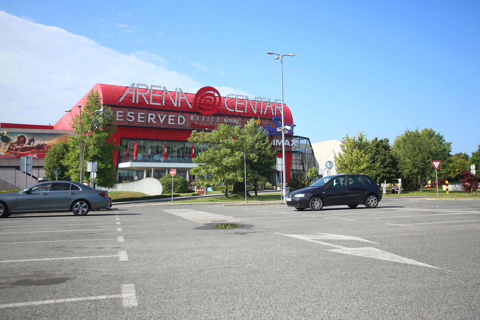 02.07.2023., Zagreb - Zauzeta su tek poneka parkiralisna mjesta ispred Arena centra zbog primjenjivanja novog zakona o neradnim nedjeljama. Photo: Lovro Domitrovic/PIXSELL