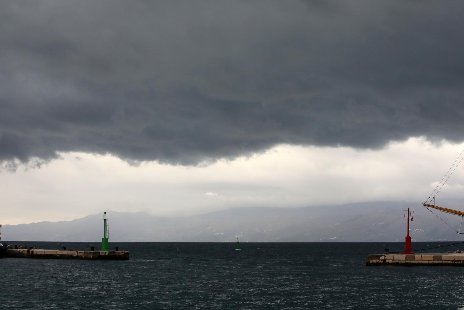 03.01.2024., Rijeka - Tamno oblacno nebo nad Kvarnerskim zaljevom i Rijekom.  Photo: Goran Kovacic/PIXSELL