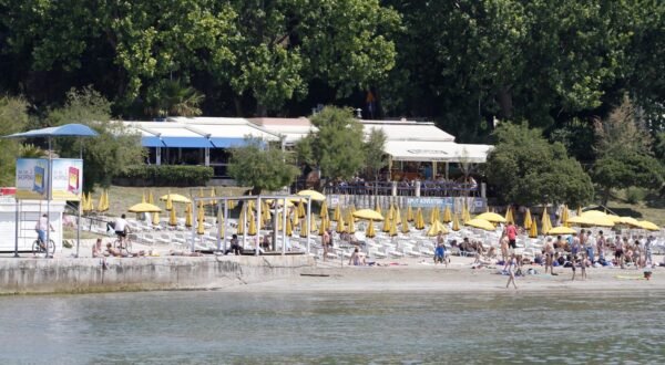 03.06.2015., Split - Spas od vrucine mnogi pronasli na plazi Bacvice. rPhoto: Miranda Cikotic/PIXSELL