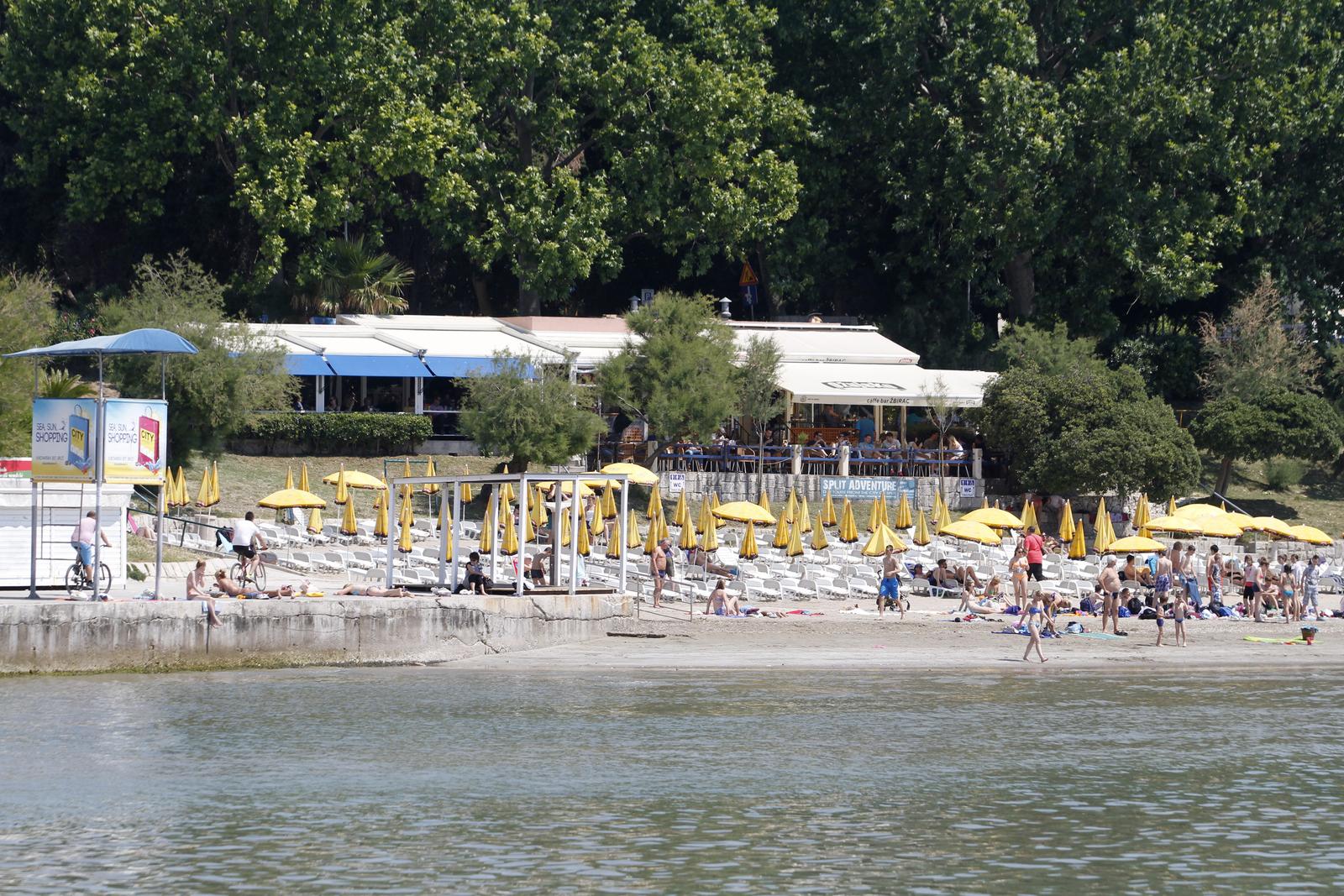03.06.2015., Split - Spas od vrucine mnogi pronasli na plazi Bacvice. rPhoto: Miranda Cikotic/PIXSELL