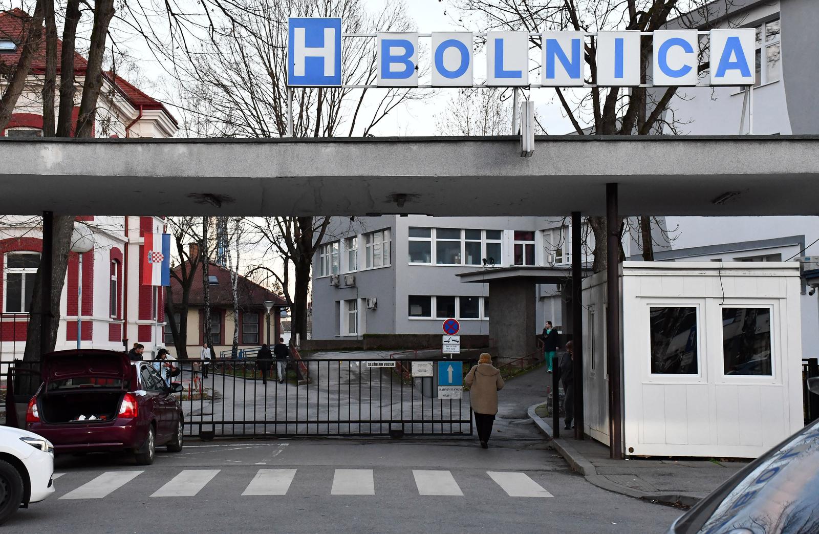 04.01.2024., Slavonski Brod - Zbog povecanog broja respiratornih infekcija preporuka bolnice je da pacijente posjecuje po jedna osoba i to ne duze od 15 -ak minuta, te da protom po mogucnosti nosi zastitnu masku. Posjete ce zabranjivati i odjele zatvarati samo tamo gdje se pojave slucajevi zaraze, jer za sada brojke nisu alarmantne.
 Photo: Ivica Galovic/PIXSELL