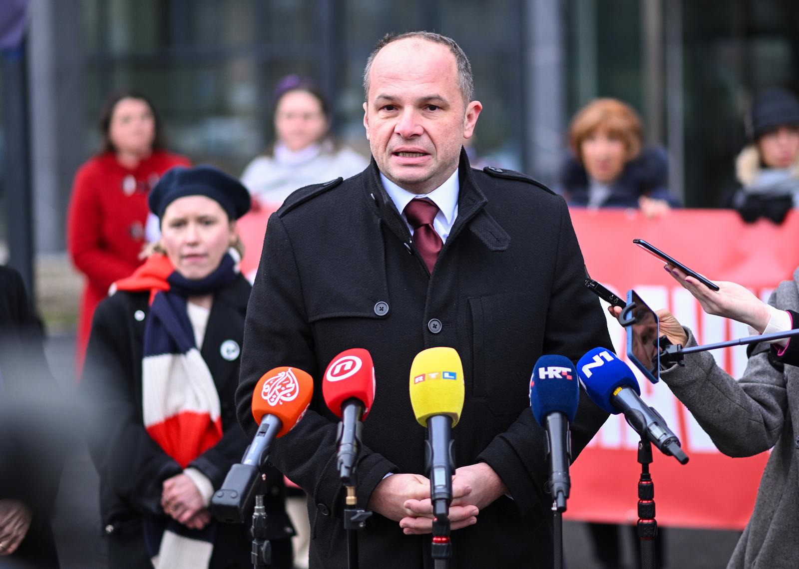 5.1.2024., Zagreb - Forum zena SDP-a na skupu upozoravajui na sve cesce obiteljsko nasilje i losu provedbu Istanbulske konvencije u Hrvatskoj. Sudionici su citali dijelove Ustava RH, Istanbulske konvencije, Kaznenog zakona te Zakona o zastiti od nasilja u obitelji. Na skupu je, medju ostalima bio potpredsjednik SDP-a saborski zastupnik Sinisa Hajdas Doncic, predsjednica Glavnog odbora Foruma zena SDP-a saborska zastupnica Andreja Maric, saborske zastupnice platforme Mozemo! Ivana Kekin, Ursa Raukar i Jelena Milos te predsjednica stranke GLAS saborska zastupnica Anka Mrak Taritas. Photo: Neva Zganec/PIXSELL