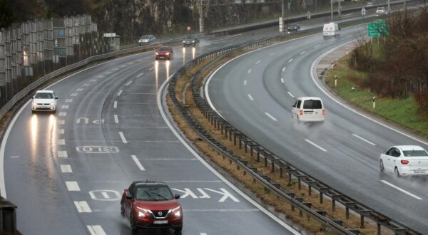 05.01.2024., Rijeka - Zbog kise su mokri i skliski kolnici te je potreban oprez u voznji na autocestama A6 i A7. Photo: Goran Kovacic/PIXSELL